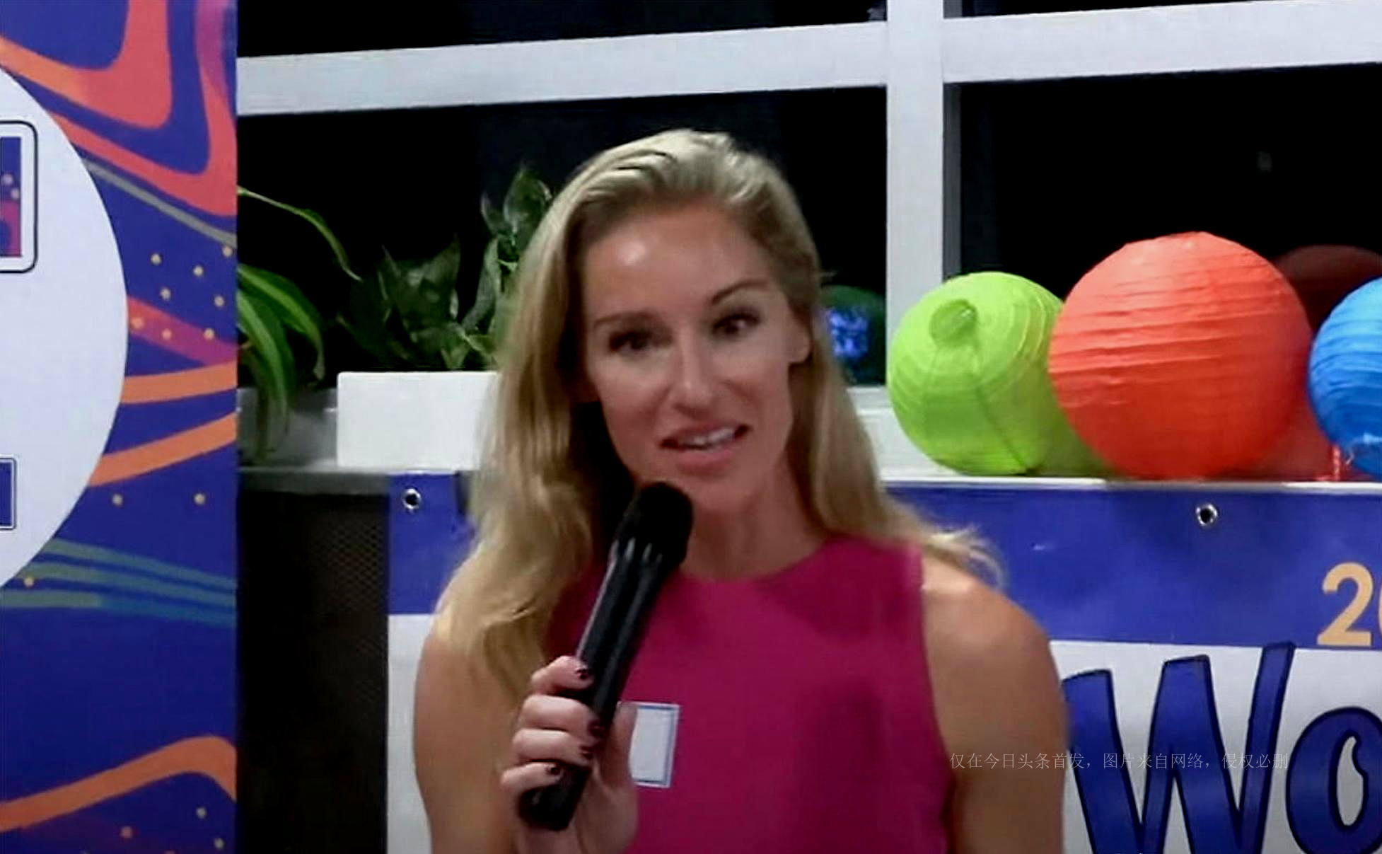 为了募资*光脱**光？美议员候选人“*爱性**直播”求打赏，做法引发争议