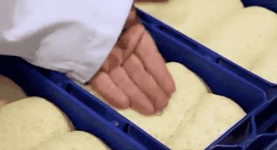 超市面包硬了,超市里的面包为什么特别软