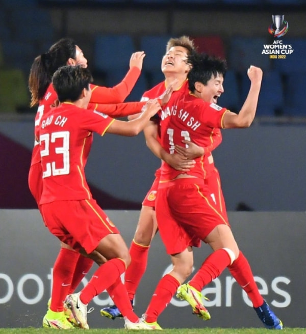 王霜领衔女足为男足加油,王霜赛后谈女足哽咽自责