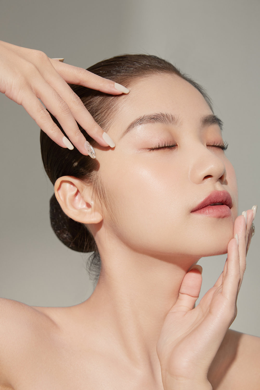 皮肤干燥刺痛用什么护肤品,脱皮刺痛泛红用什么护肤品