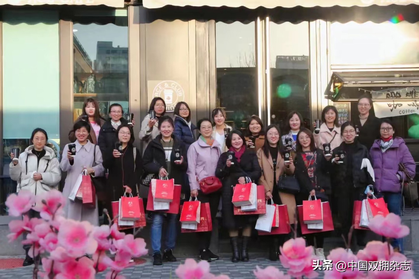 营造全社会尊崇军人的浓厚氛围,营造尊崇军人关爱退役军人氛围