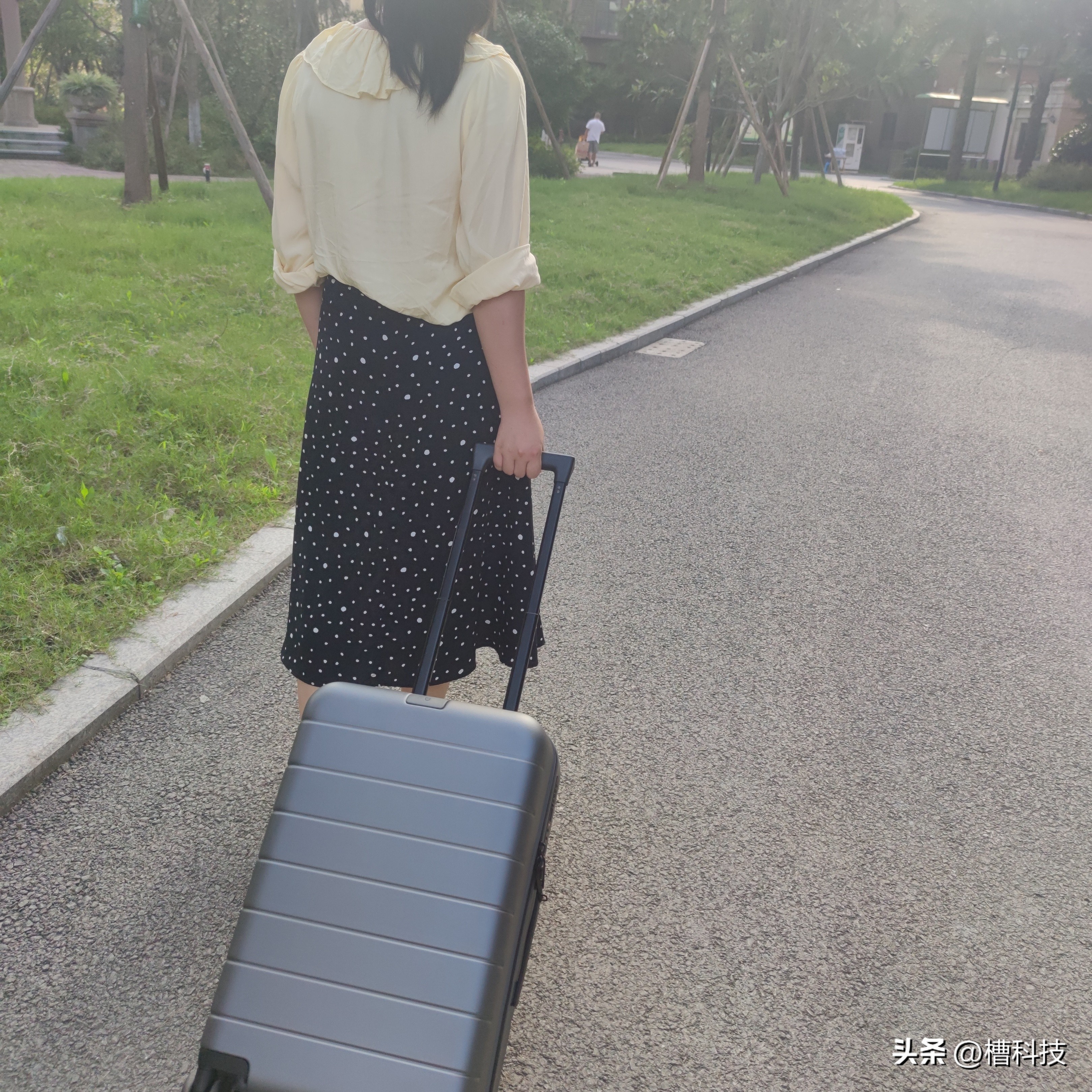 米家拉杆箱体验：旅行中的好伙伴，闲暇时的小桌台