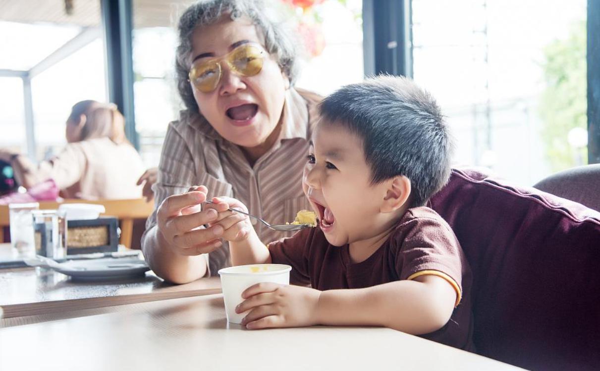 孩子吃饭吃多了怎么补救,儿童吃饭吃太快会有什么坏处