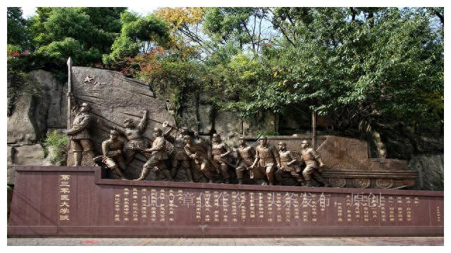 为啥越来越多人选择军医大学？无军籍的军医比普通医学生更好就业