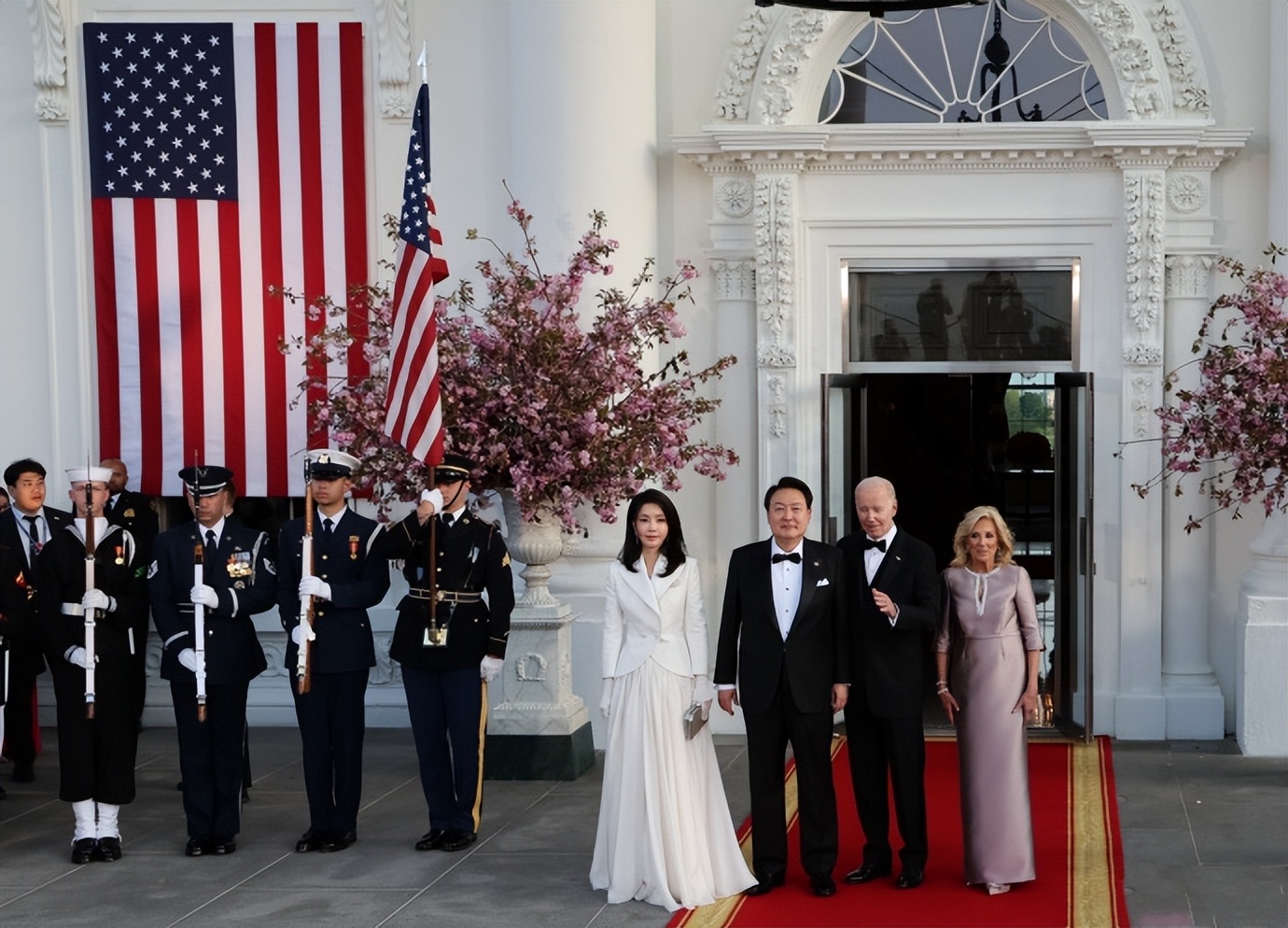 韩第一夫人年轻照片,韩第一夫人穿军装