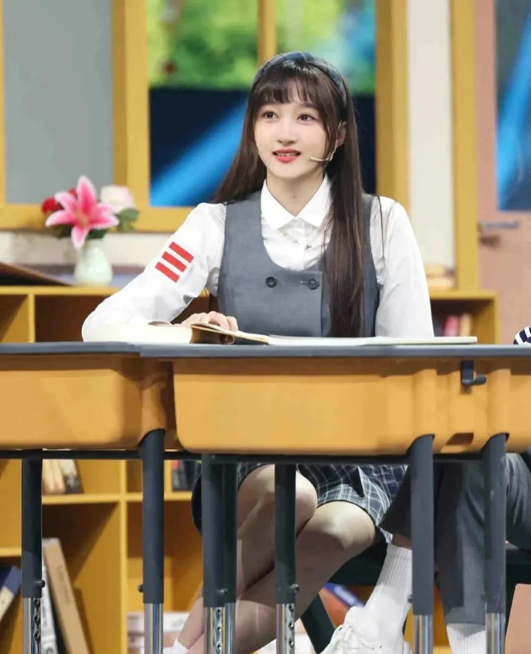 关晓彤刘海撩上去贴头皮造型,关晓彤有刘海也没刘海