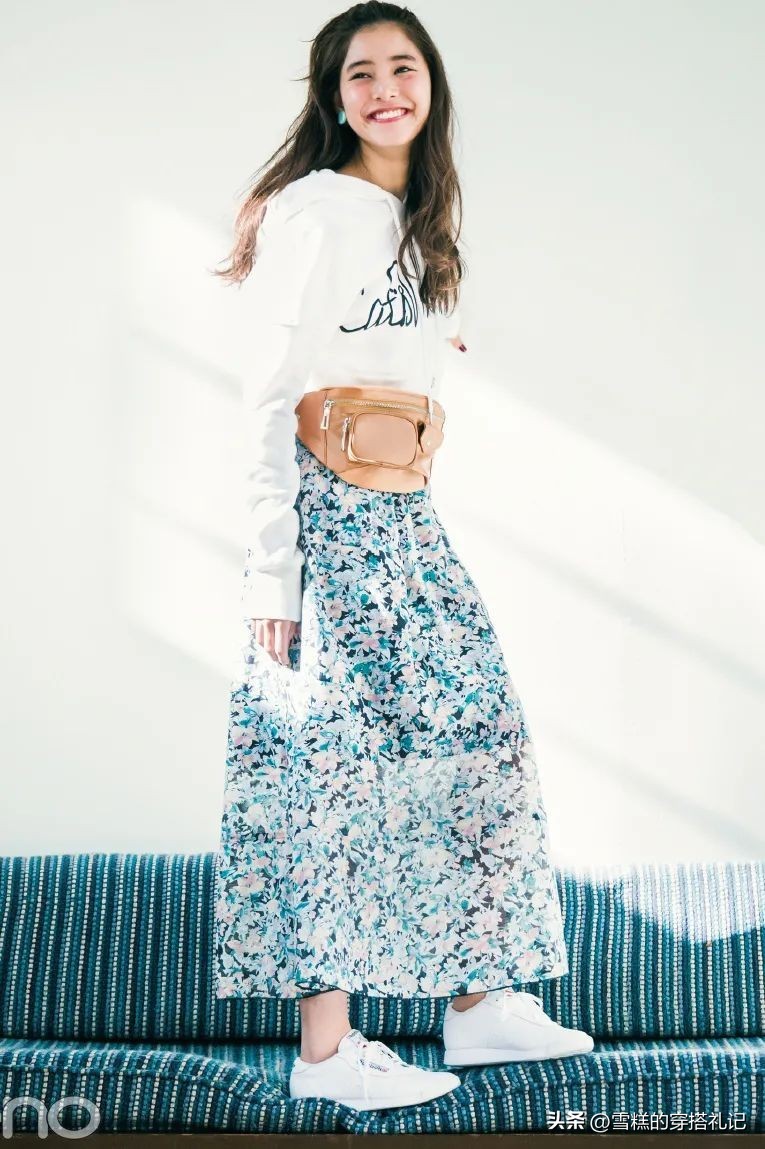 卫衣半裙春日巨火穿搭,卫衣半裙早秋这样穿时髦又简单