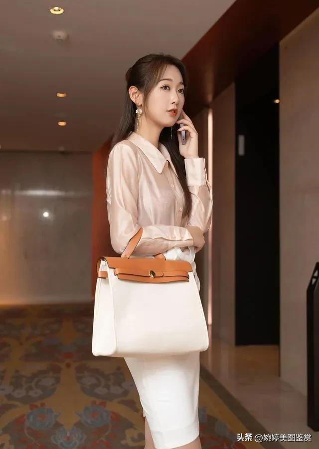 白衬衣黑短裙是职业装的经典搭配,吊带裙搭配西装外套高级感写真照