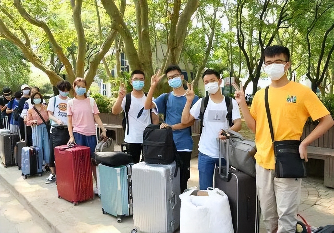 害怕疫情封校，大学生深夜拉着行李箱“出逃”，徒步前往火车站