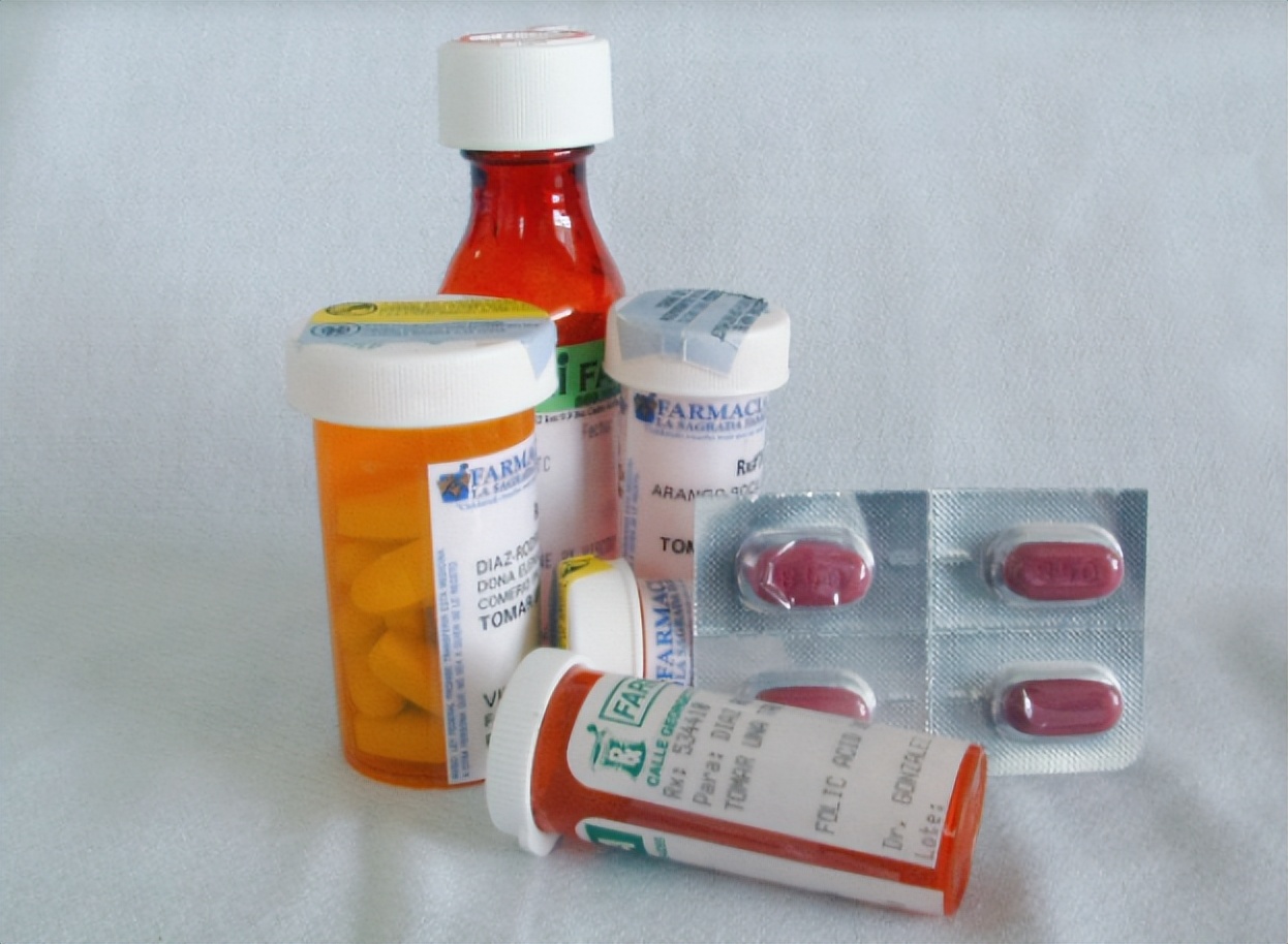 药可以躺着吃吗,药可以放在胶囊里吗