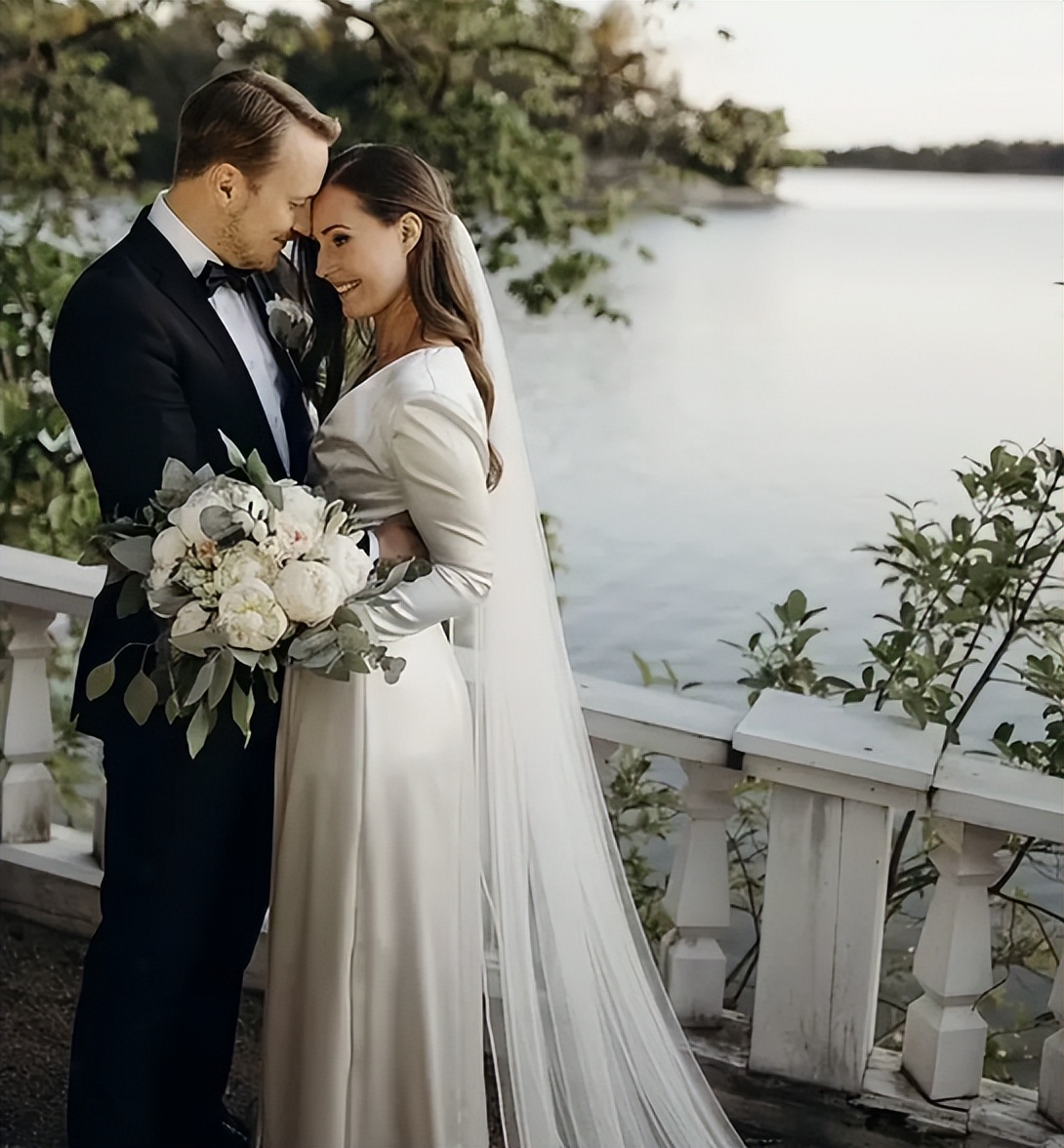 芬兰37岁女总理宣布与丈夫离婚：感谢相伴的19年时光