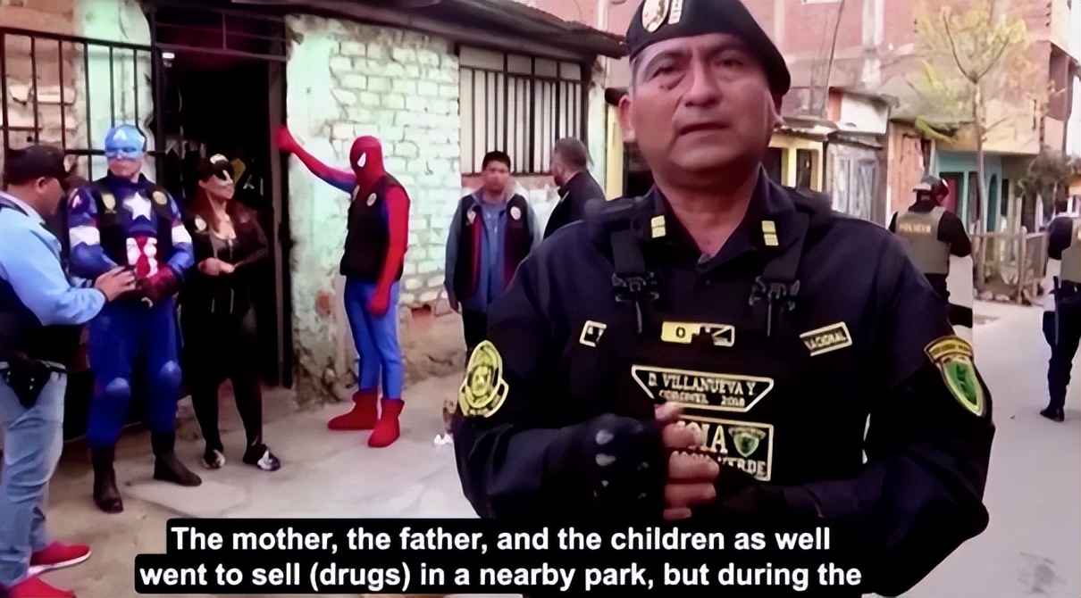 秘鲁缉毒警察cos,秘鲁警察假扮复联抓毒贩