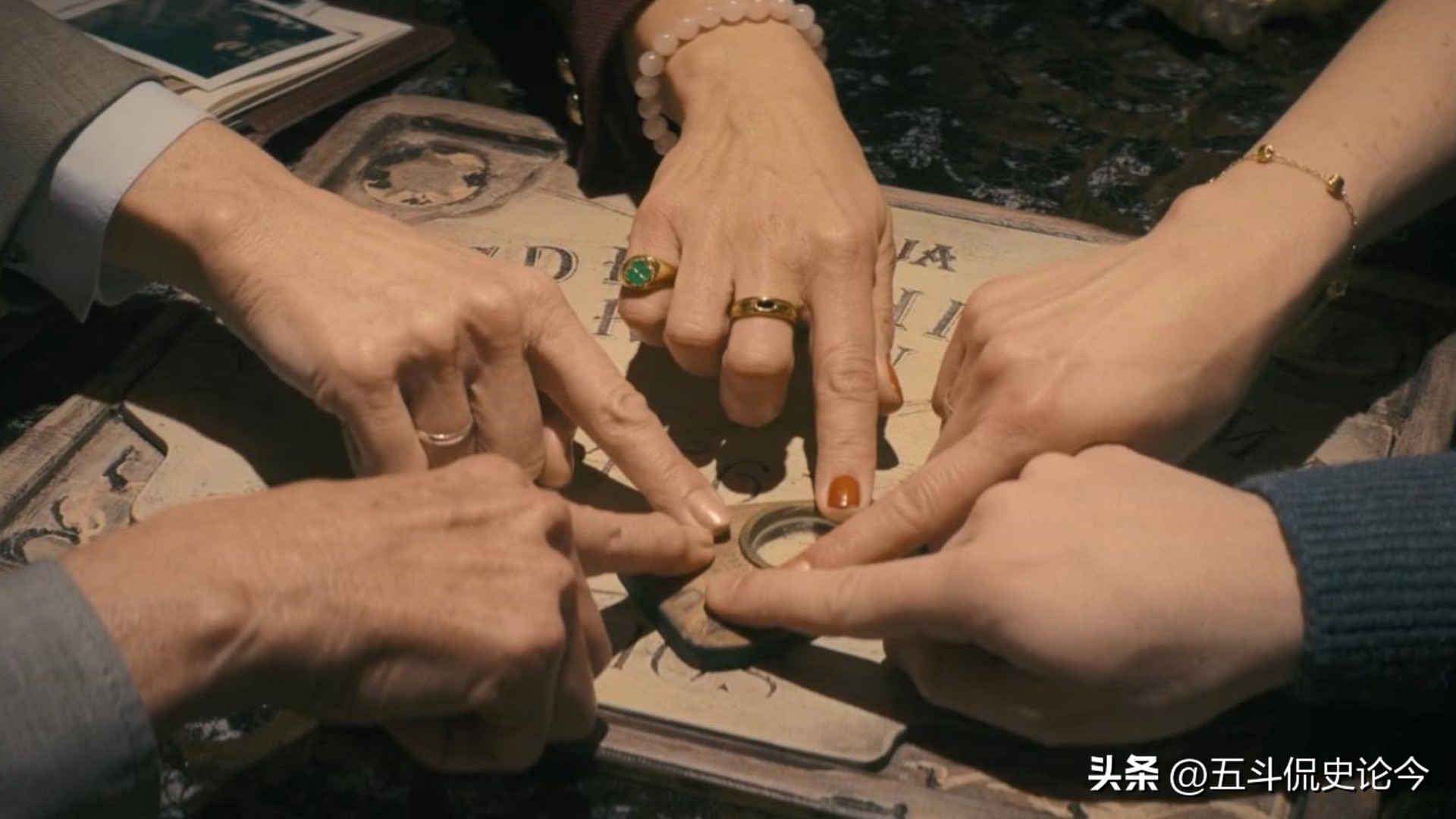 西班牙悬疑电影老太太,西班牙驱魔电影有女巫拿水晶球的