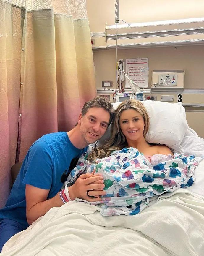 瓦妮莎引争议！与黑人男子吐舌自拍，一细节令网友炸锅：投其所好