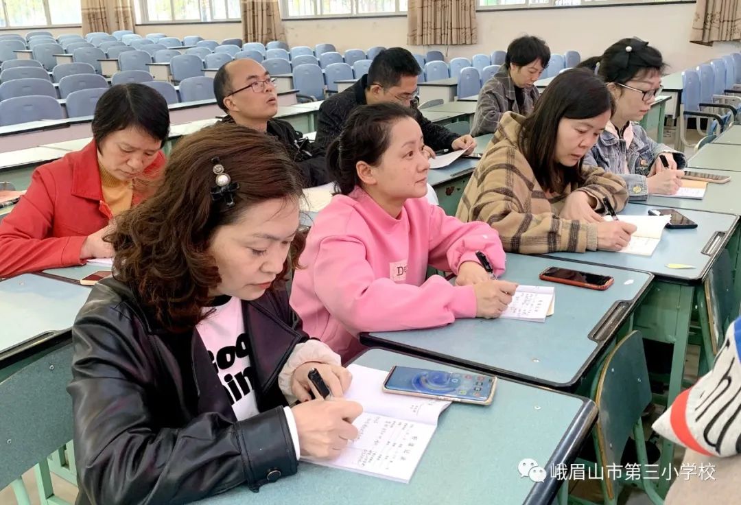 聚“微”思变以“研”增效——峨眉三小微型课题研究专题培训