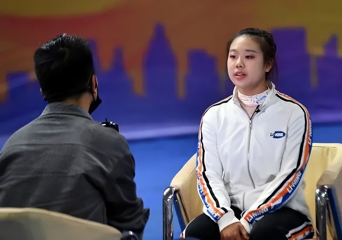 罗子欣一字马出考场,罗子欣一字马