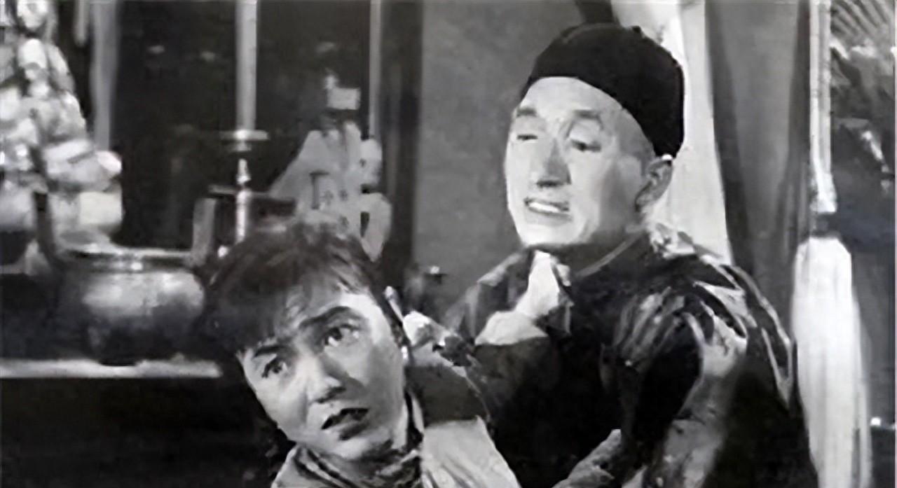 敌人用烧红的火钳从她的阴部直捅到腹腔！英勇牺牲的红军草鞋队长