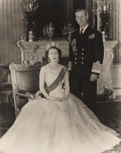 1939年，13岁未来女王遇见19岁落魄王子，两人一见钟情，然后呢