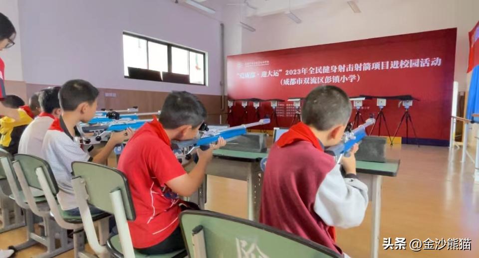 “射击进校园”，第一次在学校参与到射击这样一个新颖的运动方式