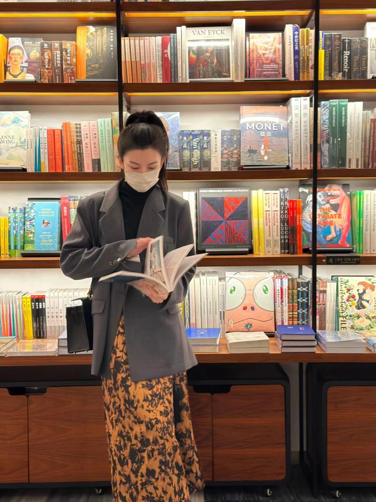 西装半身裙怎么穿显年轻活力,西装半身裙中长款搭配