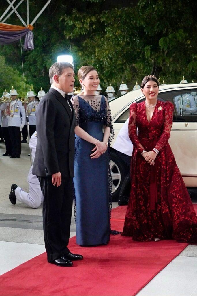 泰王屈膝礼,苏提达生日庆典