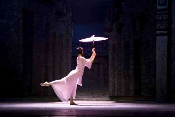 舞剧李白舞台灯光与舞美分析,舞台灯光运用比较好的舞剧