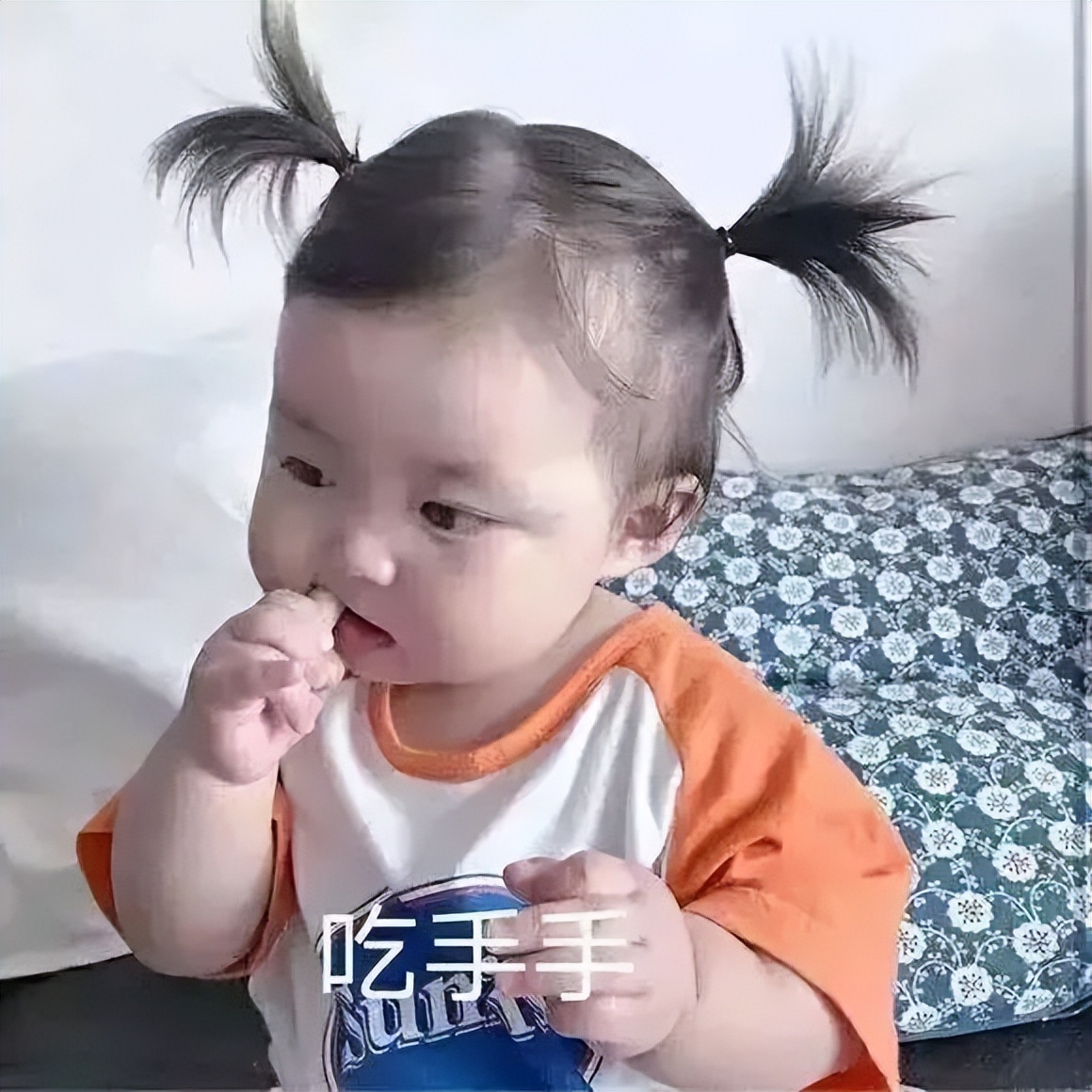 半岁幼童玩具卡手求助消防,幼童玩具卡手消防员暖心救援