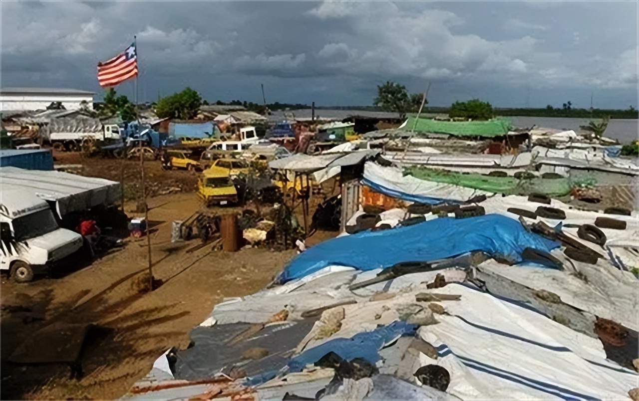 没见过这么穷的国家，买双拖鞋还要分期，一下雨半个国家都瘫痪