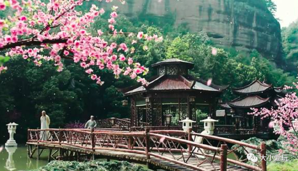 这座颜值逆天的“千岛之城”坐拥金沙白浪，还有机会偶遇荧光海哦