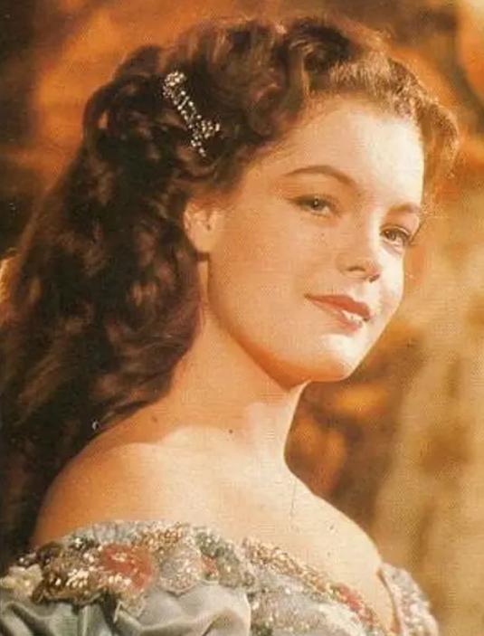 茜茜公主泡温泉治病,茜茜公主敷牛肉面膜