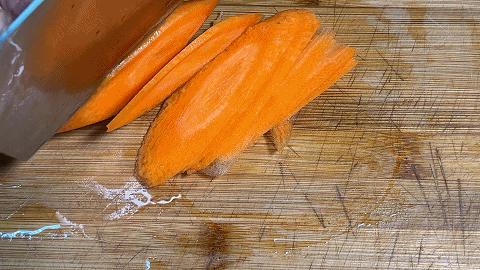 清炒胡萝卜拌绿豆芽最好吃做法,胡萝卜炒绿豆芽的做法