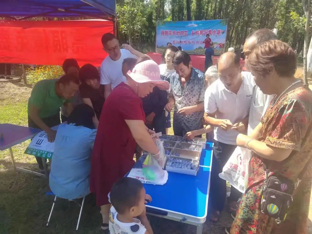 花开有限爱心无限——洛宁雪亮眼镜店举行爱心捐赠活动