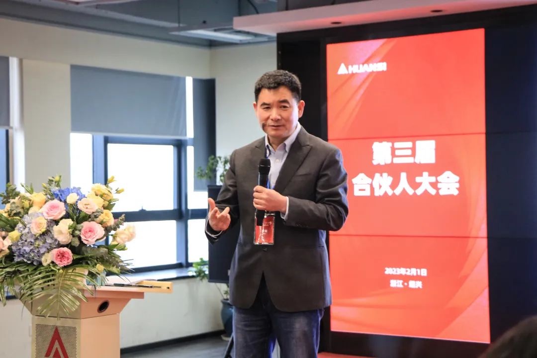 高举旗帜凝心聚力团结奋进,高举理想旗帜助力国家发展