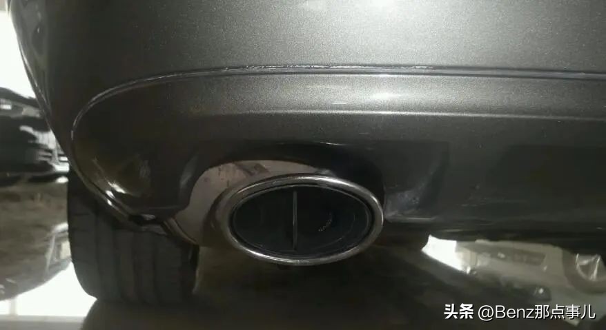 奔驰排气管突突声音正常吗,奔驰c排气管发出突突声