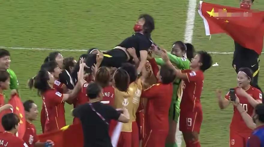 中国男足能踢得过中国女足不,女足夺冠男足为什么惨败