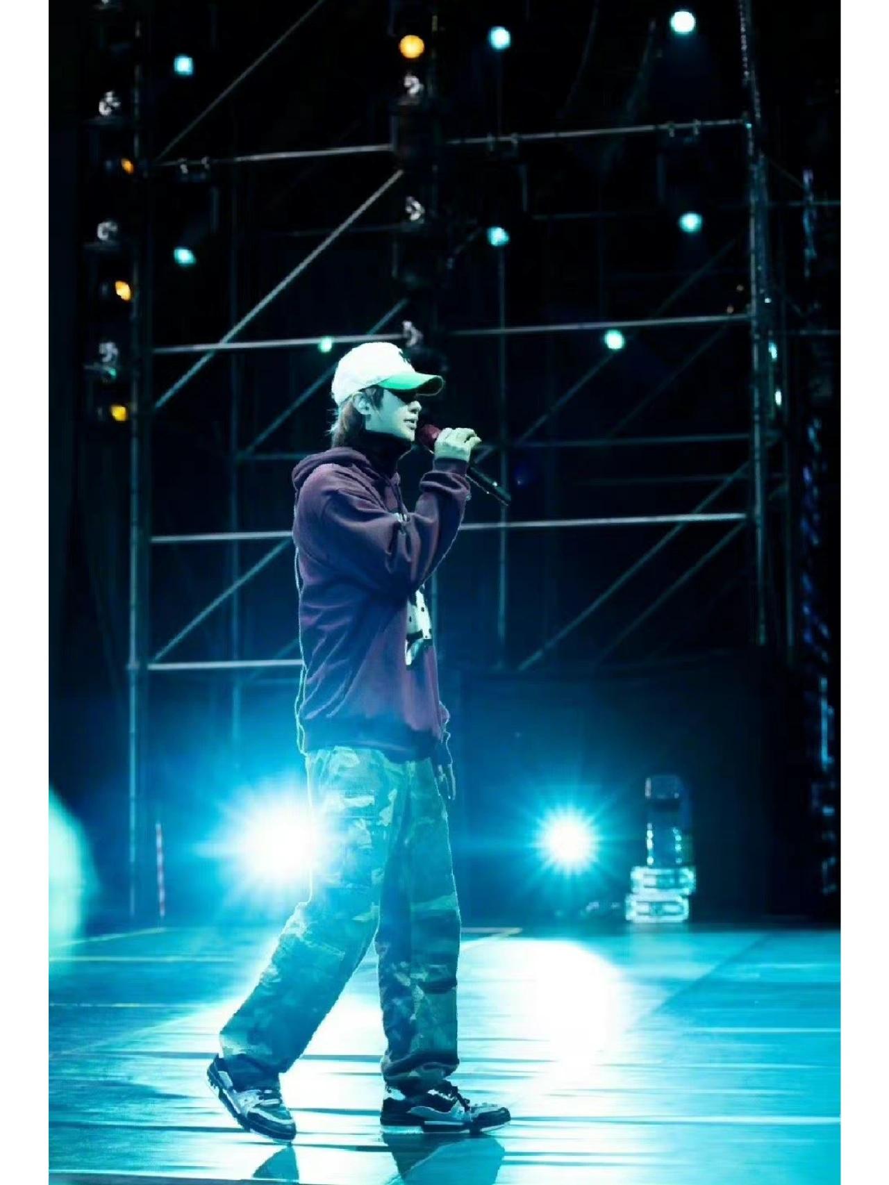 justin 黄明昊 (黄明昊穿白色匡威)