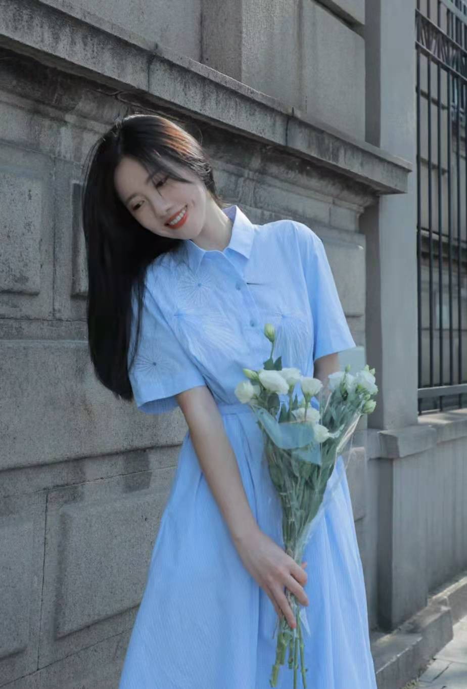 女人尽量少穿黑色衣服,女人到了中年尽量少穿这2个颜色