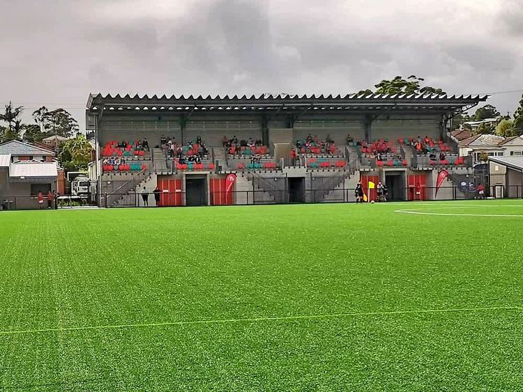 在悉尼PenshurstPark彭斯赫斯特公园球场，看一场社区少年足球赛