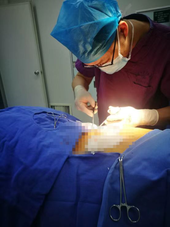 胸口长痘痘痒抓破了留疤,胸前长痘变成疤痕疙瘩