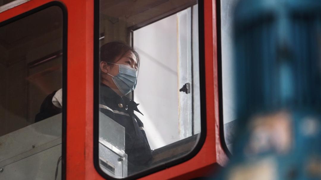 开吊车的女司机很漂亮,开天车女司机