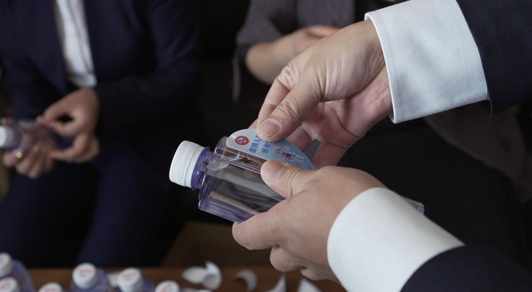 爱心人士冒雨慰问一线防疫工作者,社区慰问一线防疫工作者