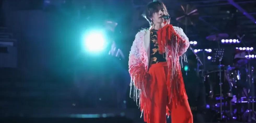 娜扎牛仔裤引争议,娜扎黑色破洞裤