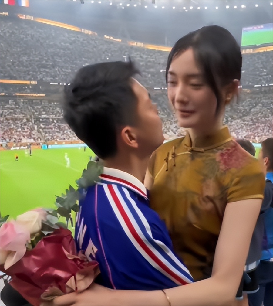 恭喜！夫夫世界杯决赛求婚成功，与1米8模特女友王汝妍甜蜜拥吻