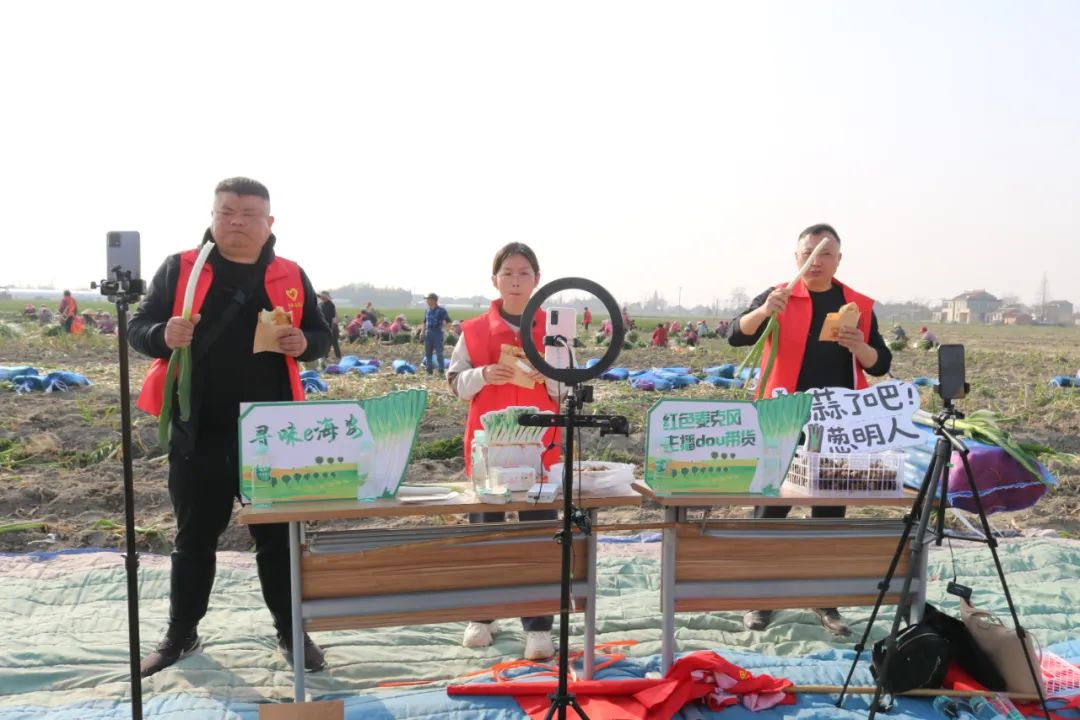 雅周镇杭窑村海润家庭农场的直播间里线上助农直播！
