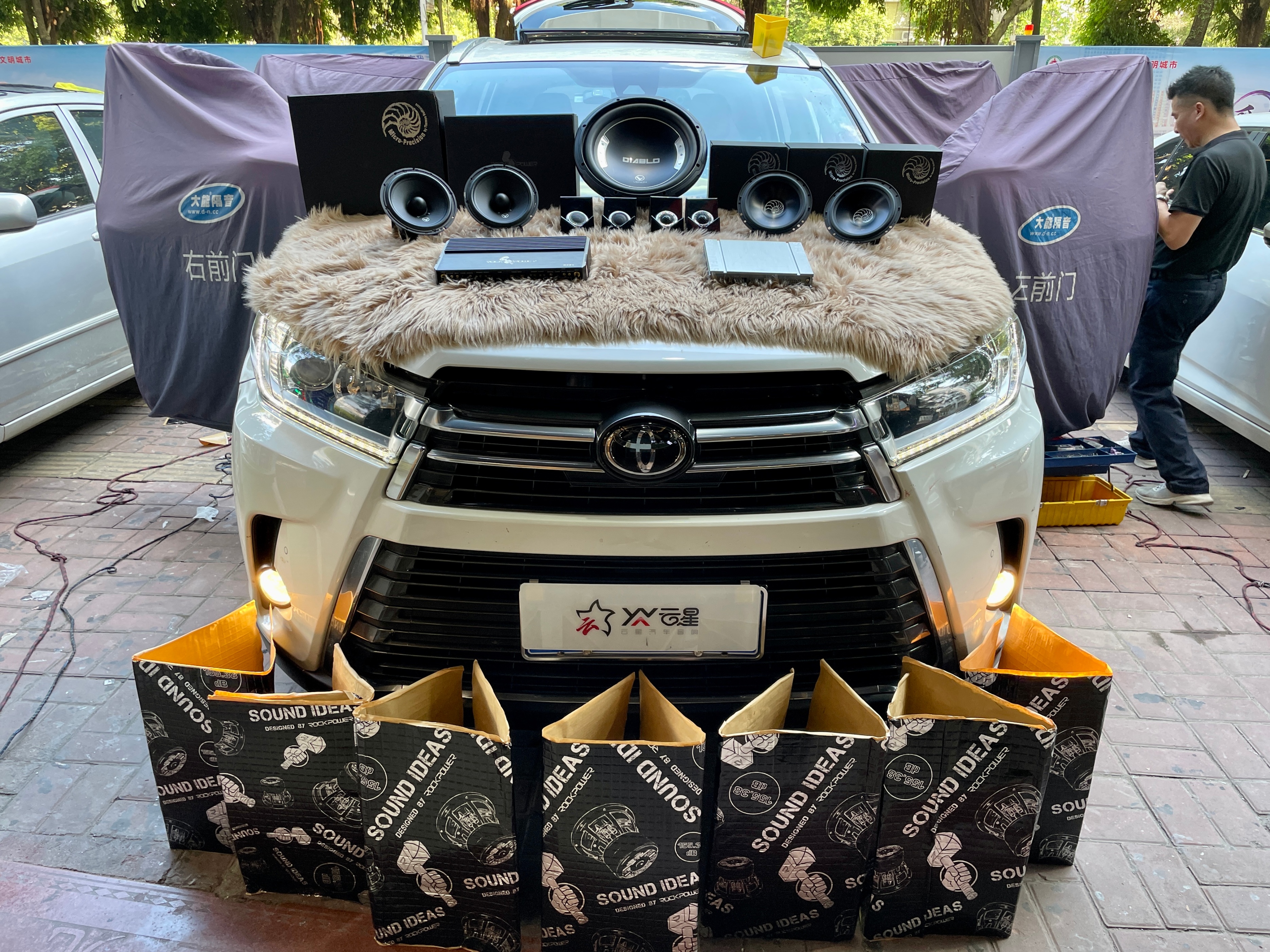 丰田汉兰达改装雷克萨斯包围,汉兰达三分频a柱音响改装