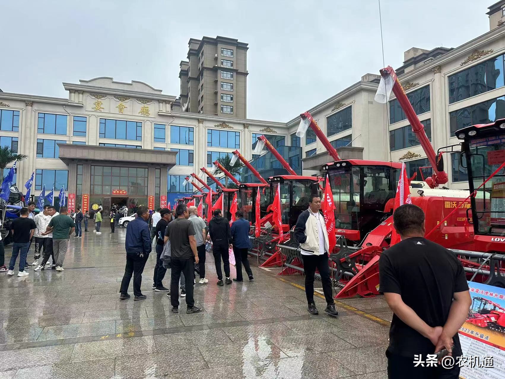 雷沃谷神rg70领航版125马力配置,雷沃谷神领航rg80金刚版收割机