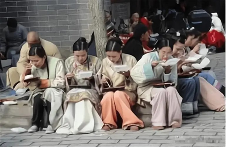 剧组拍戏领的盒饭一天只有35元,剧组盒饭拍戏现场