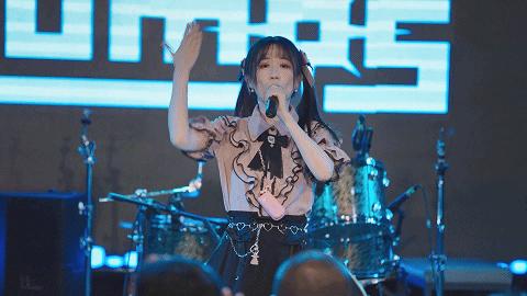 月薪不过万的北京打工人，周末偷偷做「偶像」赚钱