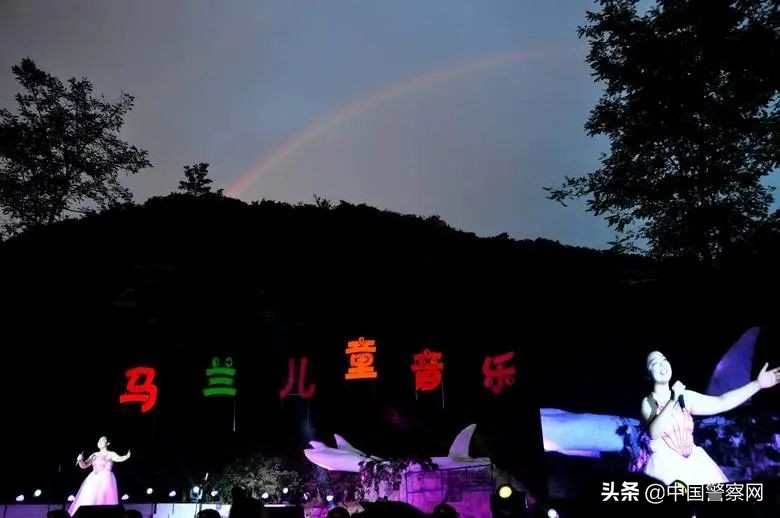 是警察奶奶！把孩子们带上了冬奥开闭幕式舞台