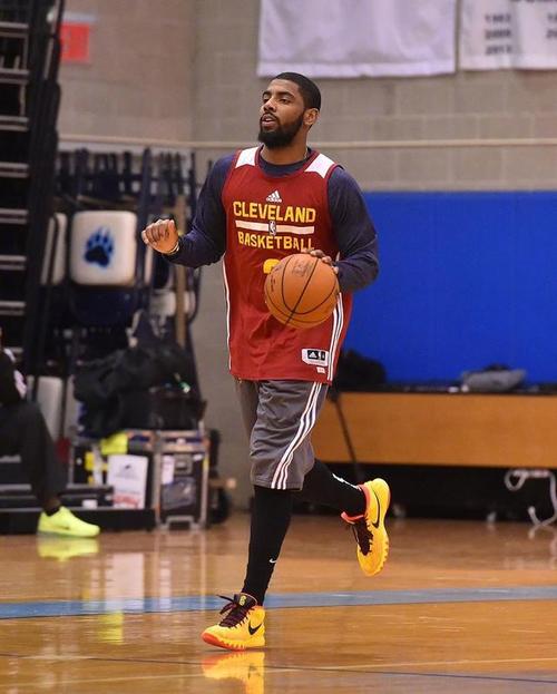 凯里欧文穿过哪些球衣,欧文踩凯尔特人logo穿的什么球鞋